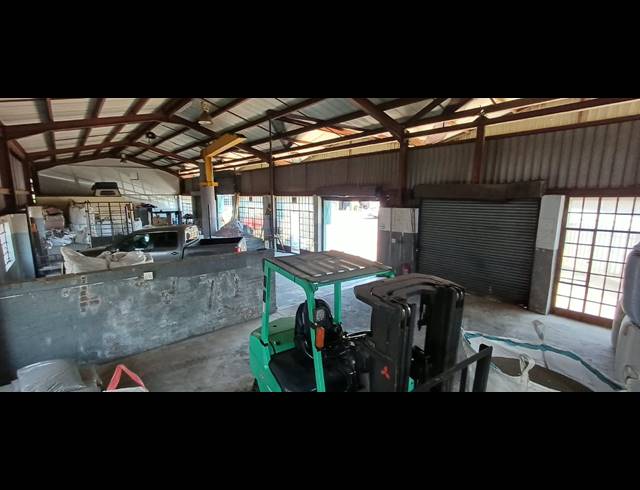1,100M² BUILDING FOR SALE IN APEX